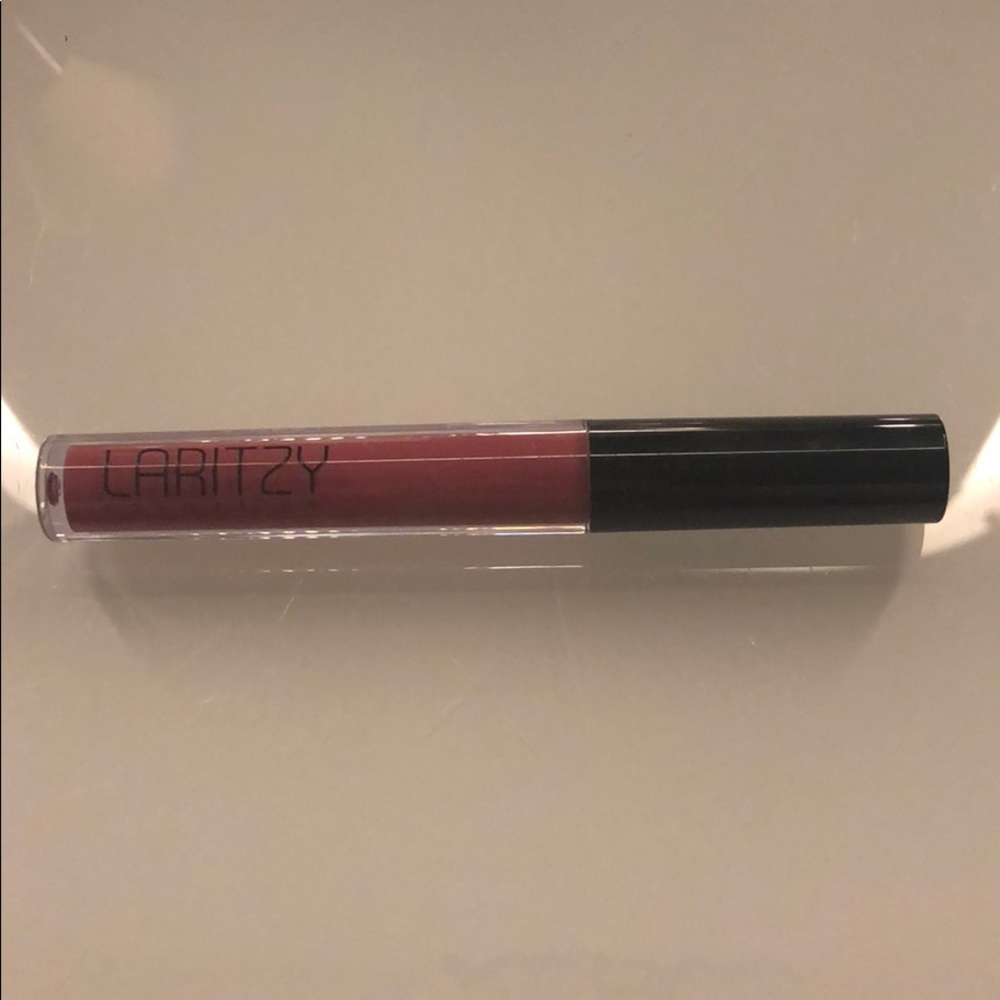 Laritzy lipgloss in the shade “curve”